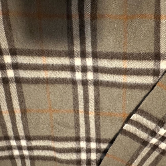 Burberry scarf 💯 cashmere - Picture 2 of 4